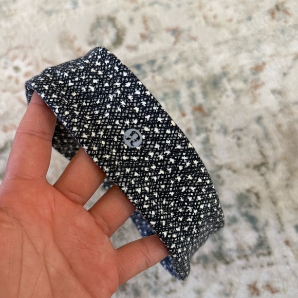 Lululemon Athletica Black and White Patterned Women’s Headband - Picture 3 of 3